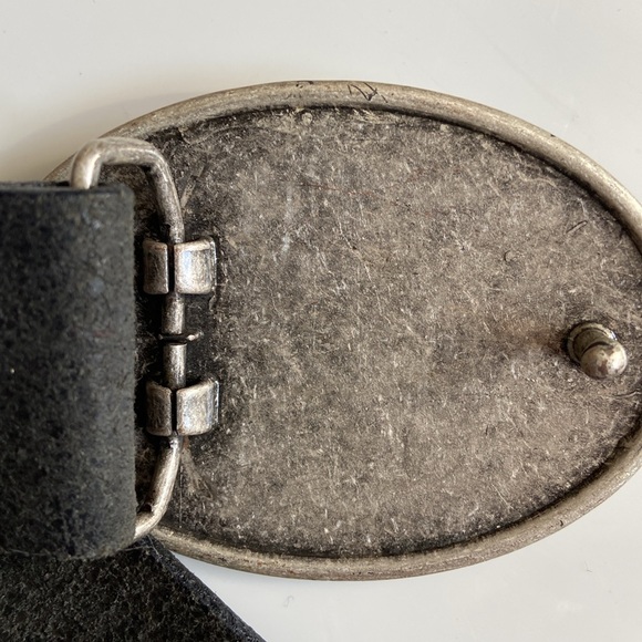 Levi’s Jeanswear Genuine Leather belt with Embossed Pewter Belt Buckle NWOT - Picture 3 of 7